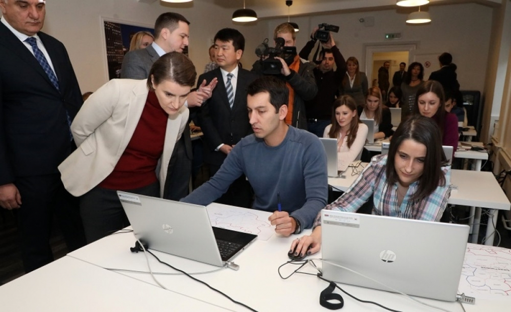 Ana Brnabić sa geodetima