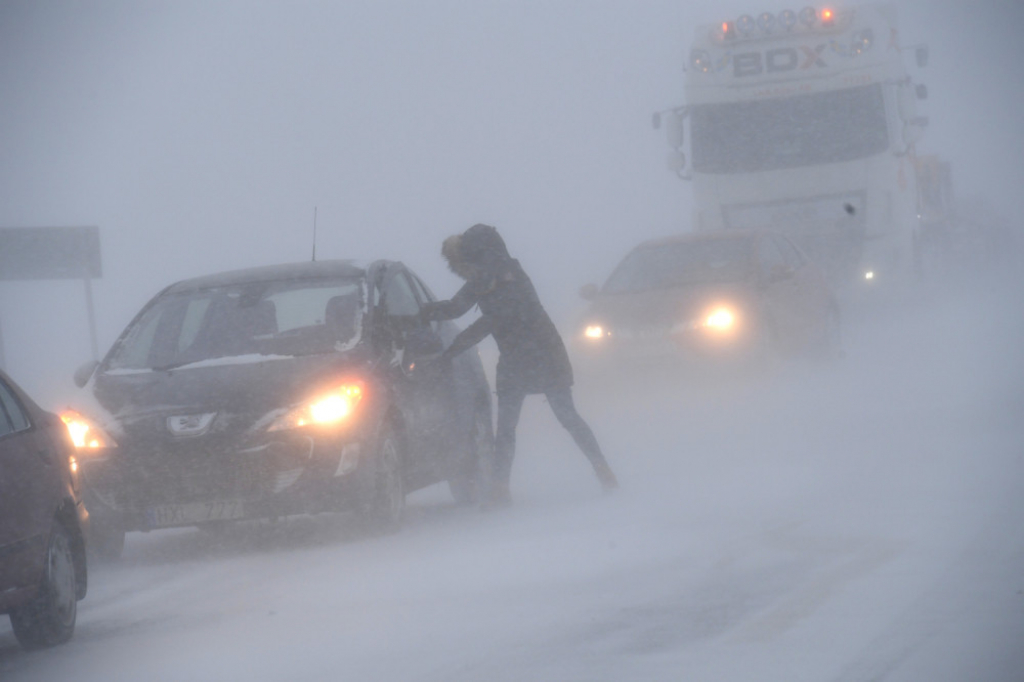 Sneg mećava oluja put sudar saobraćaj kolaps zima nesreća