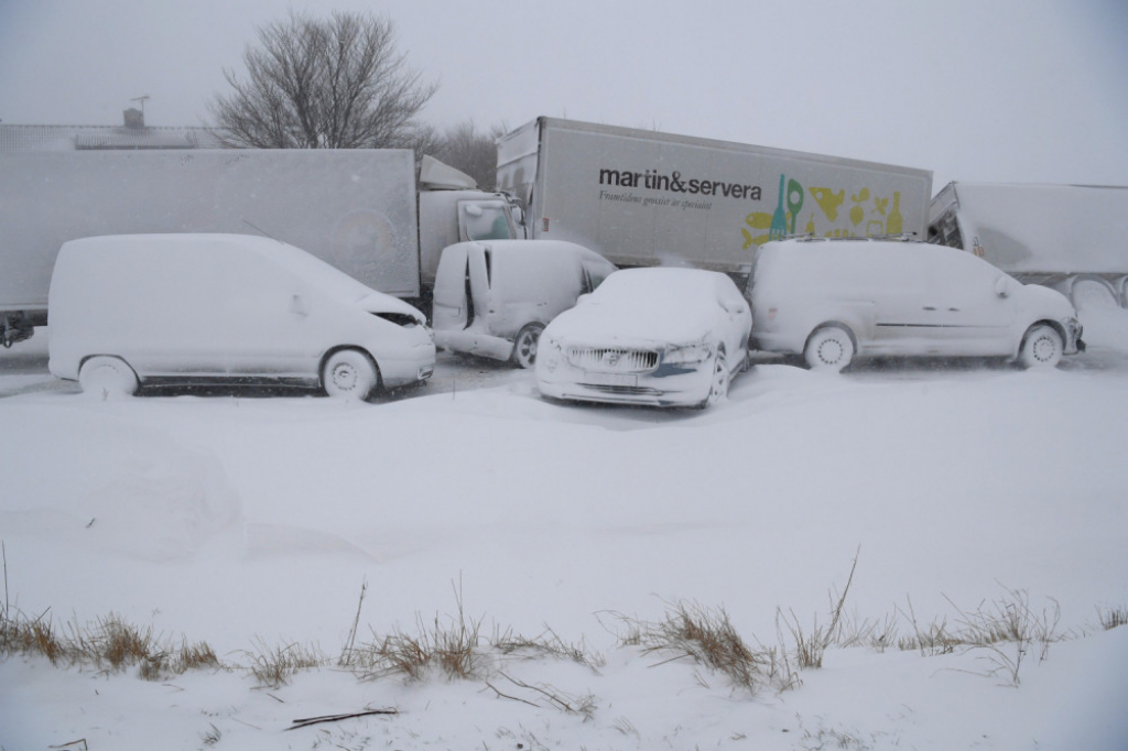 Sneg mećava oluja put sudar saobraćaj kolaps zima nesreća