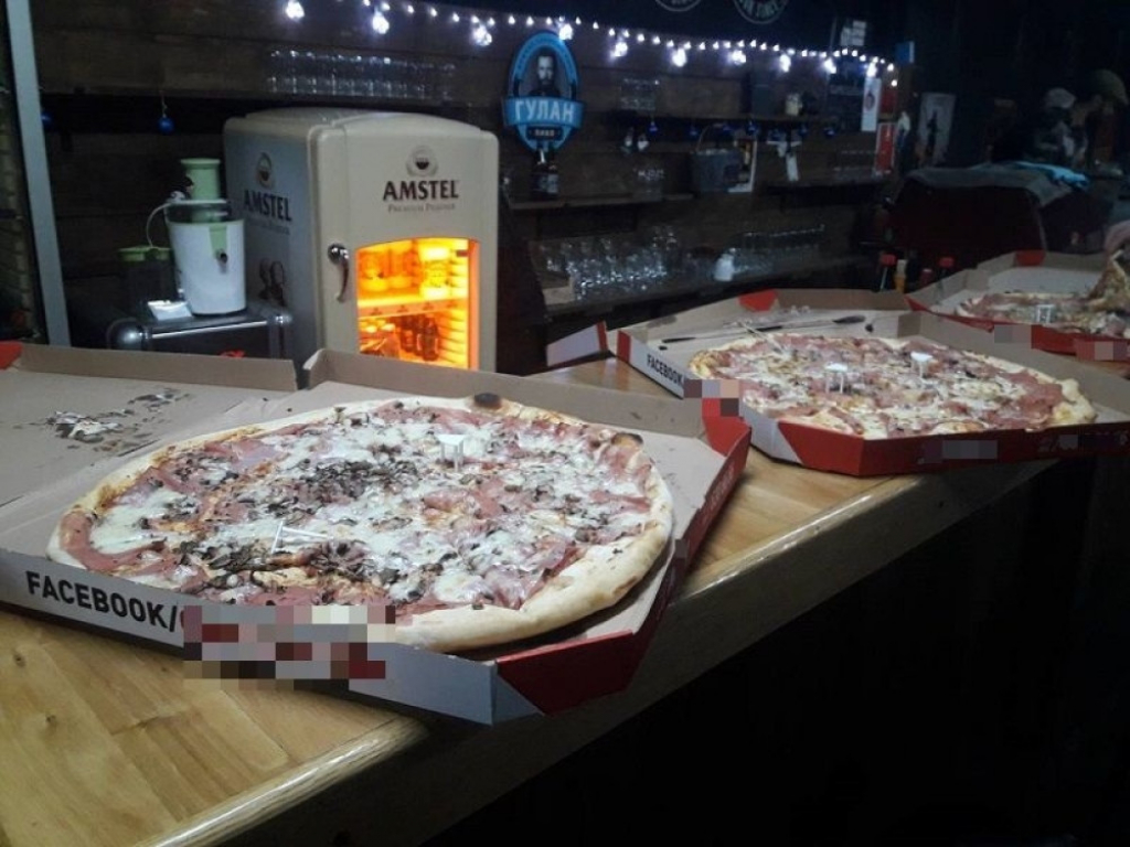 Pica na meniju u izbornom štabu Belog