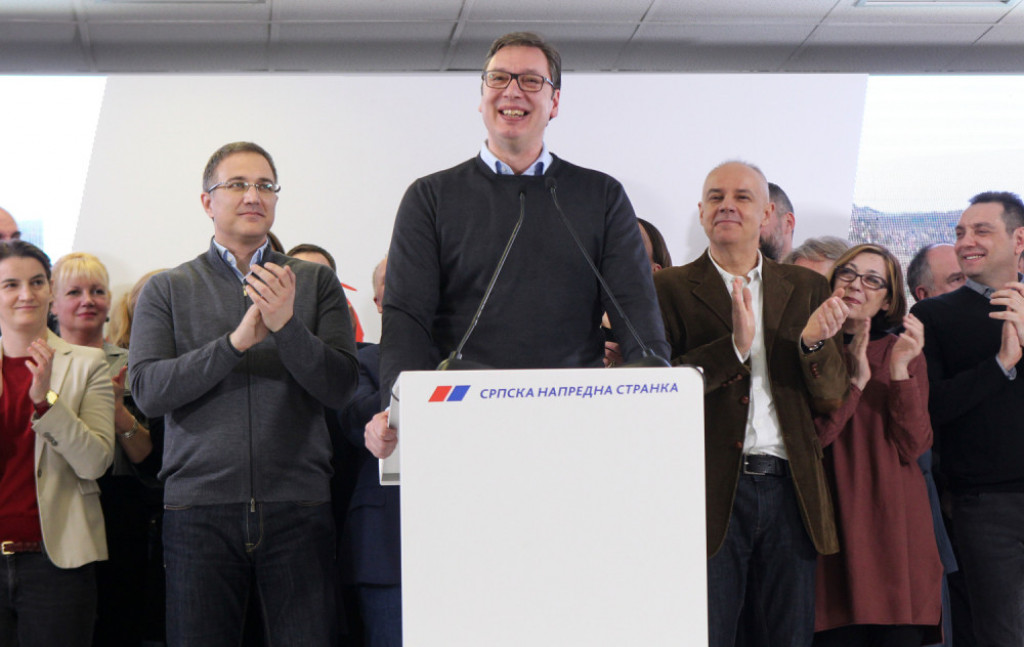 Slavlje u &scaron;tabu SNS uz &scaron;ampanjac