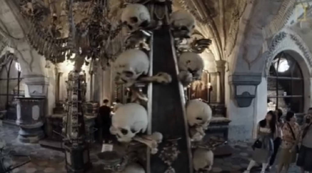 Lobanje i kosti u crkvi