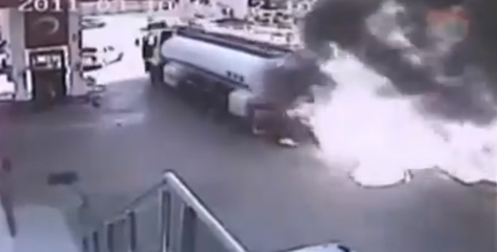 Uskočio u zapaljenu cisternu i spasao stambeno naselje