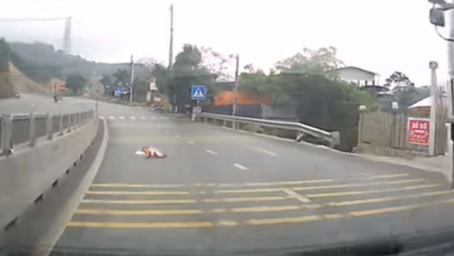 Beba puže po auto-putu