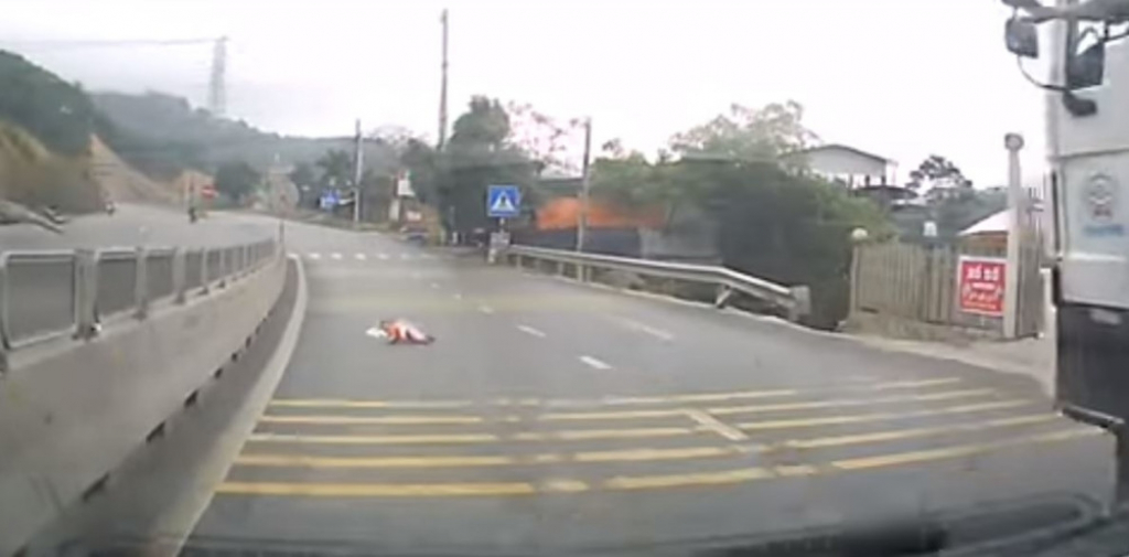 Beba puže po auto-putu