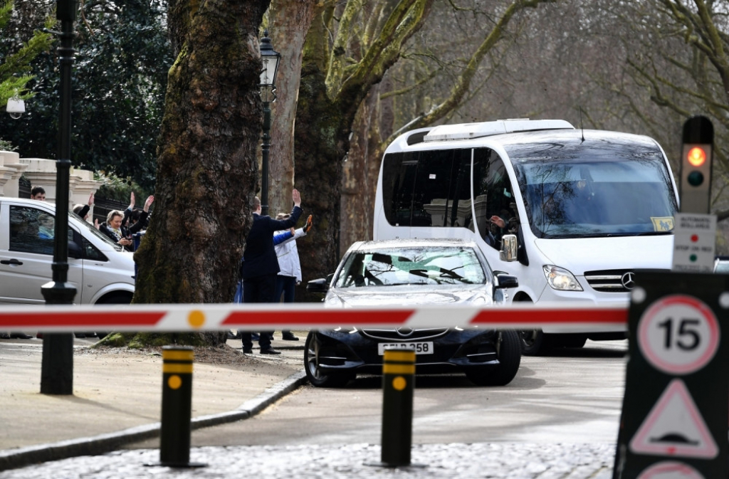 Ruske diplomate sa porodicama napustgile London