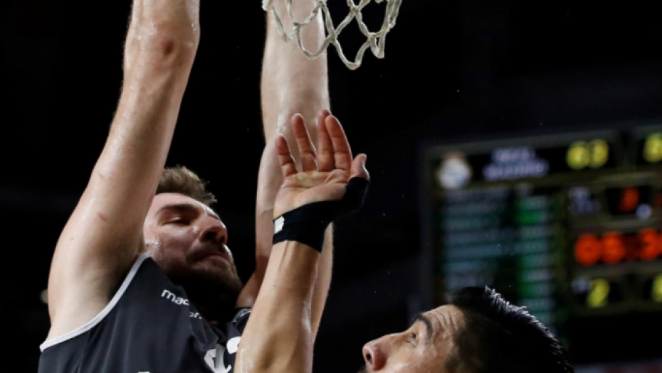 Dejan Musli zakucava preko Gustava Ajona