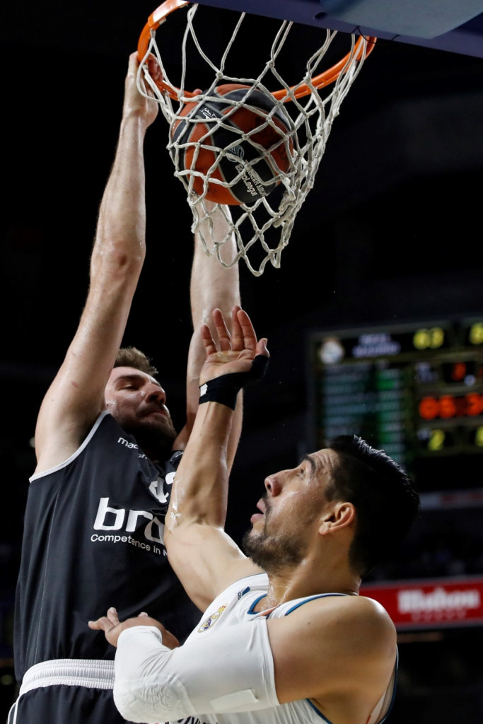 Dejan Musli zakucava preko Gustava Ajona