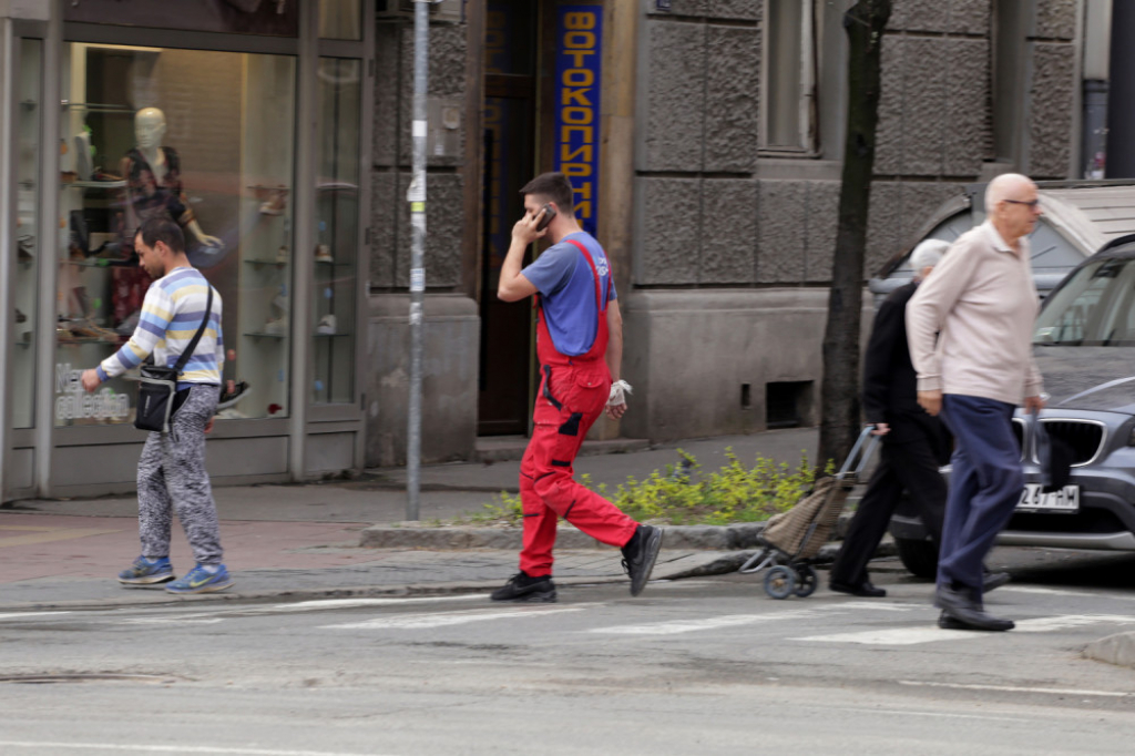 Telefoniranje na pešačkom prelazu