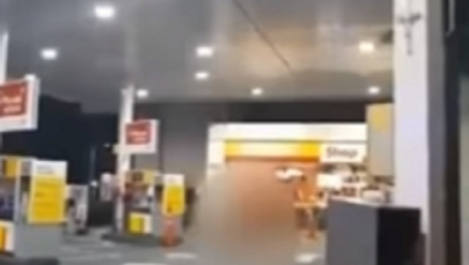 Go muškarac na benzinskoj pumpi