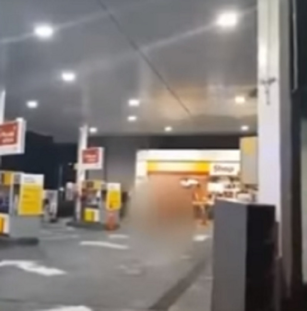 Go muškarac na benzinskoj pumpi