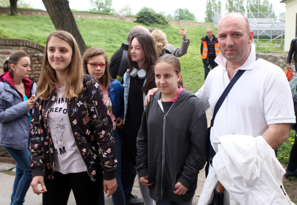 Profesor Todić sa učenicima