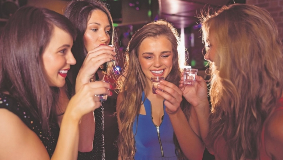 Devojke, piće, provod, rakija