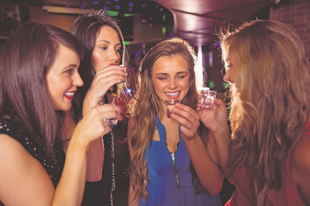 Devojke, piće, provod, rakija