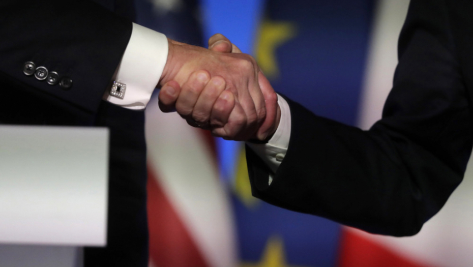 Rukovanje Trampa i Makrona