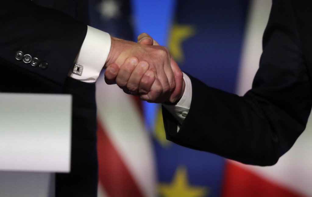 Rukovanje Trampa i Makrona