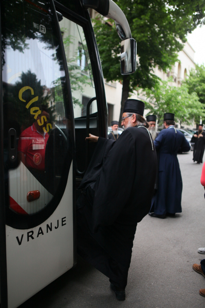 Vladike se spremaju za vožnju autobusom 