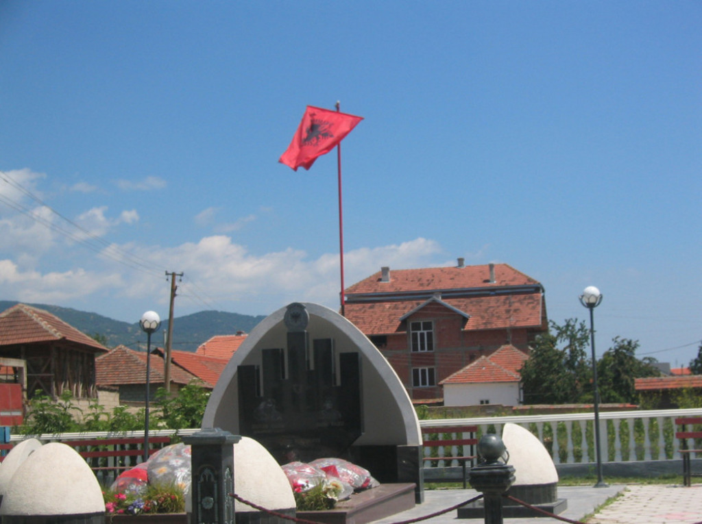Albanska zastava u Velikom Trnovcu