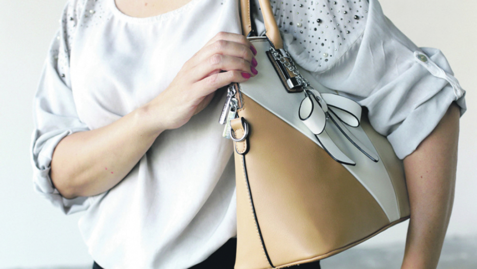 Rajsferšlus torbe uvek okrenite napred i prekrijte ga rukama