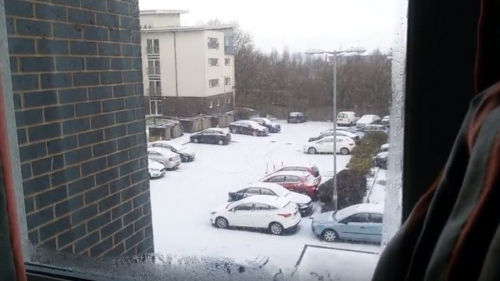 Sneg u &Scaron;kotskoj u sred juna