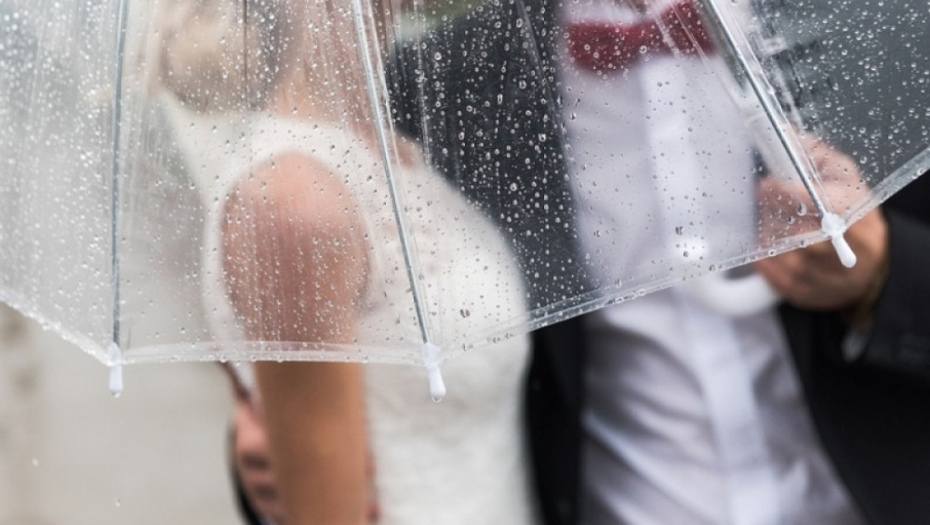 Venčanje, kiša, mladenci