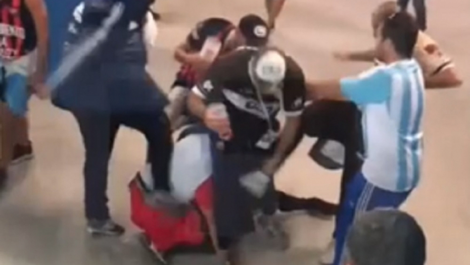 Argentinci brutalno tuku hrvatskog navijača