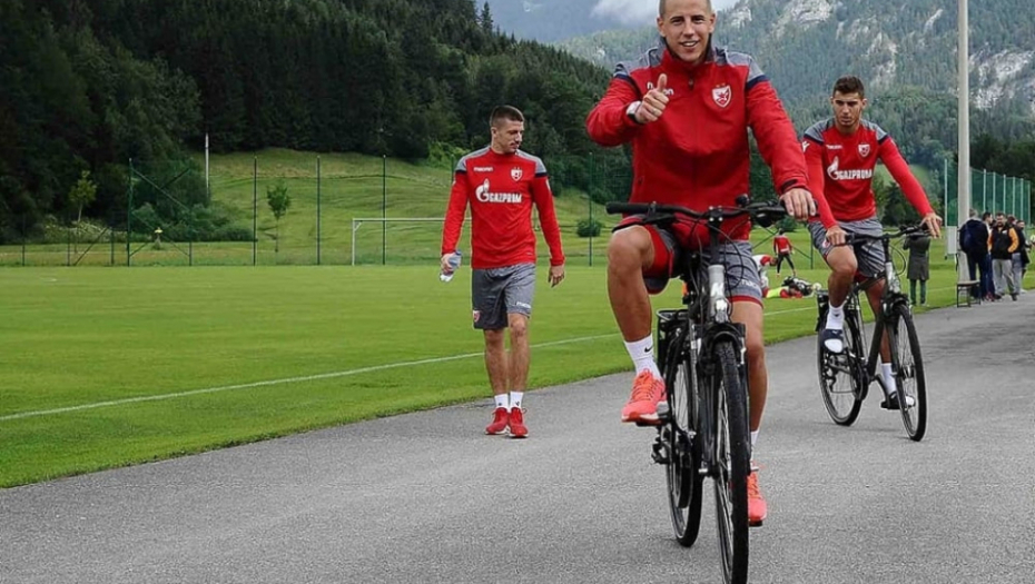 Milan Jevtović dolazi bicklom na trening