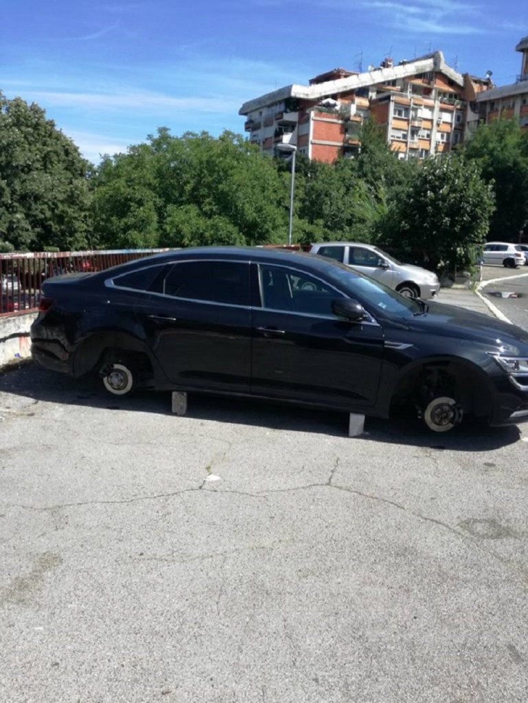 Jedan od očerupanih automobila u naselju Medaković