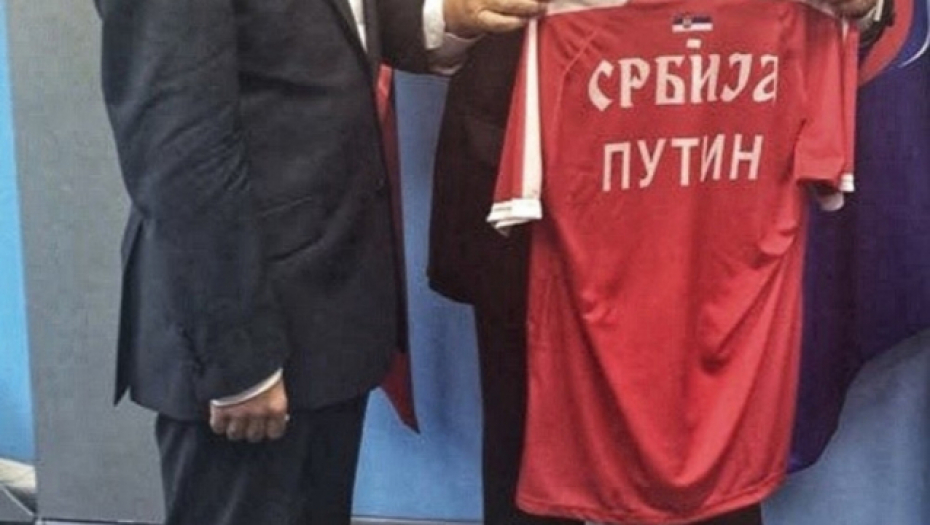 Dragan Marković Palma uručio poklone za Putina