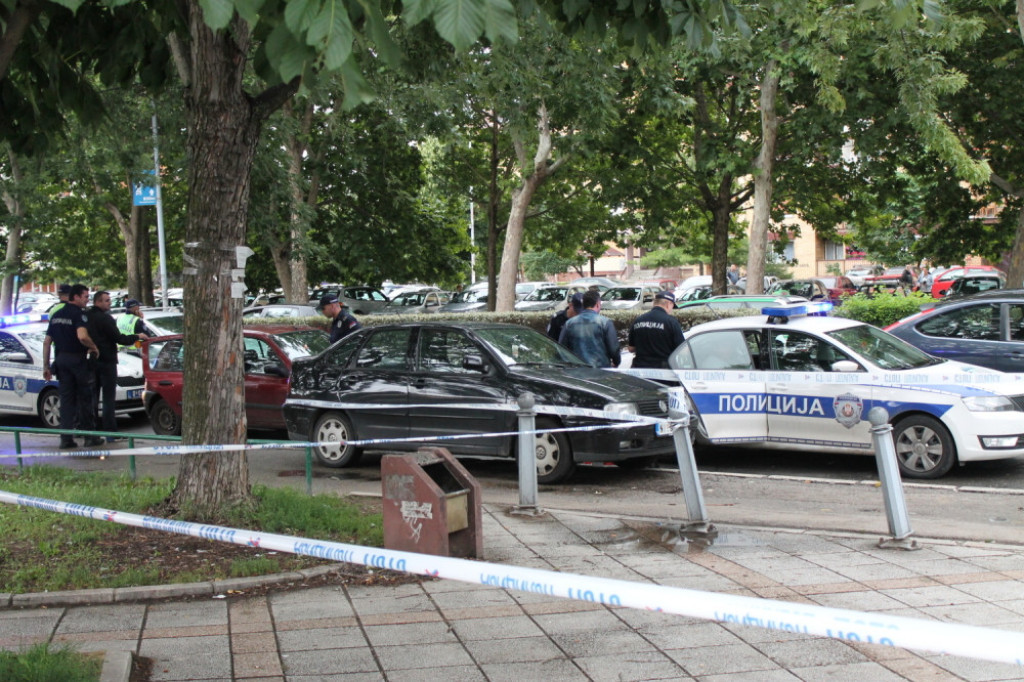 Policija privodi napadača srpom (u jakni)