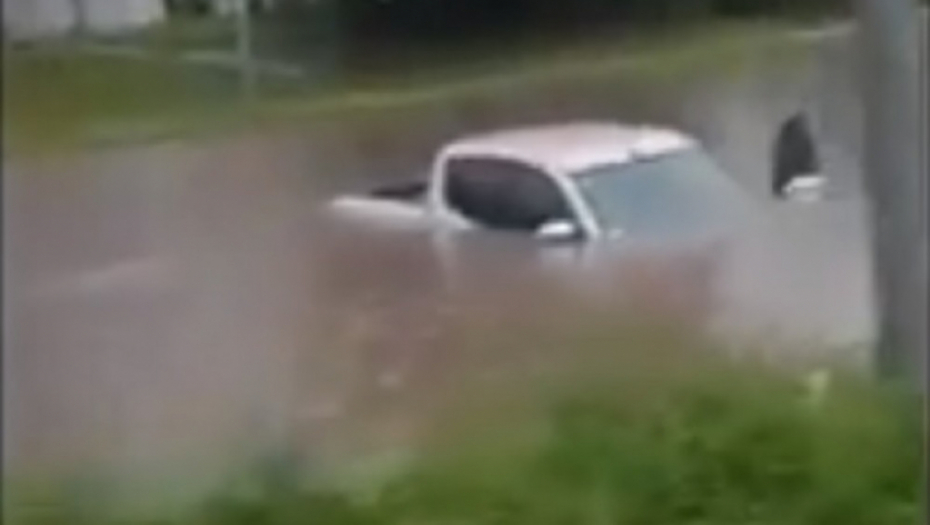 Obilne kiše zarobile vozila u Novom Sadu