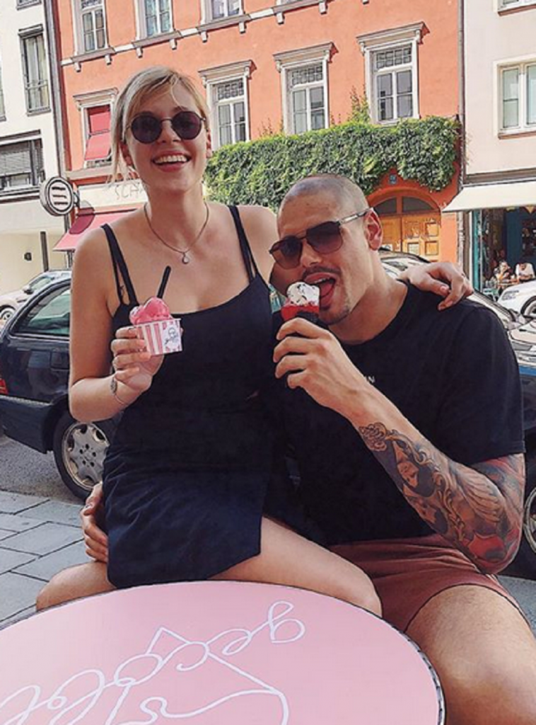 Majk Cirbes sa devojkom