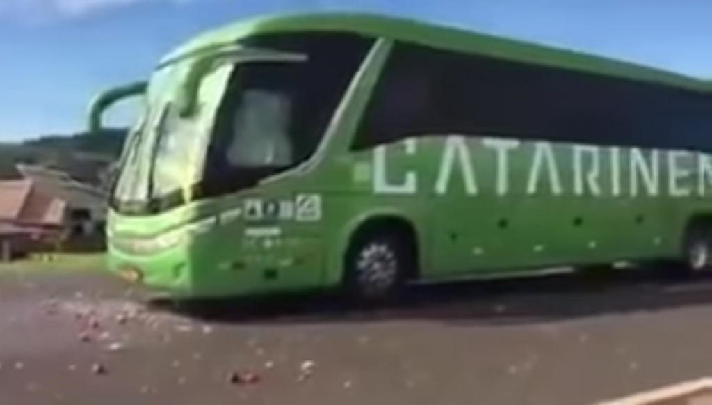 Kamenovan autobus prvotimaca Brazila
