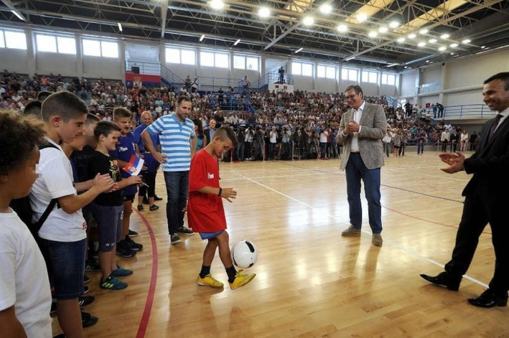 Vučić okružen decom, danas u Mionici