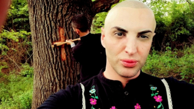 Dejan Nestorović kraj starog hrasta