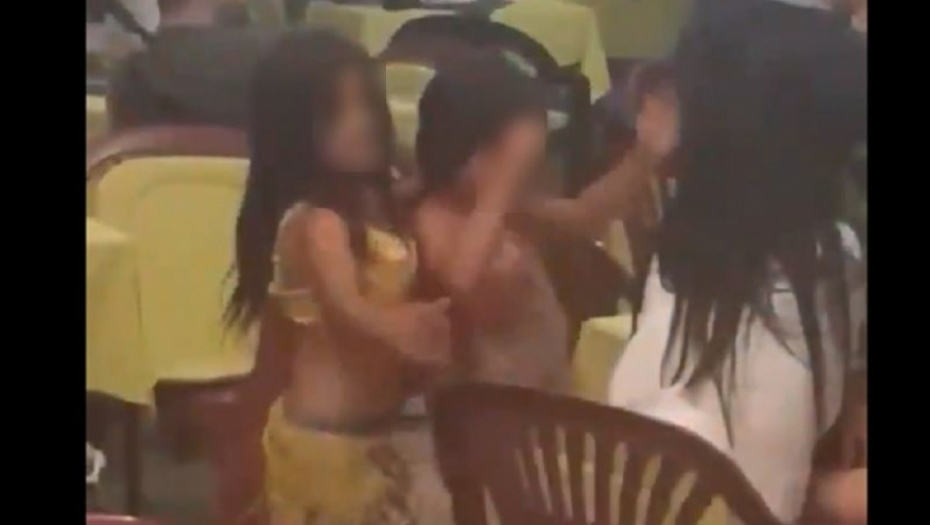 Žene plešu gole Žene