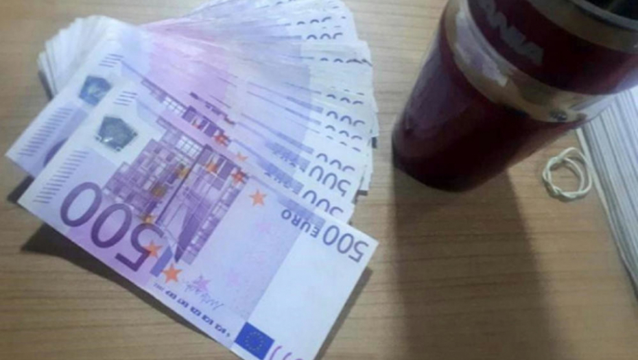Zaplenjen novac i cveni termos