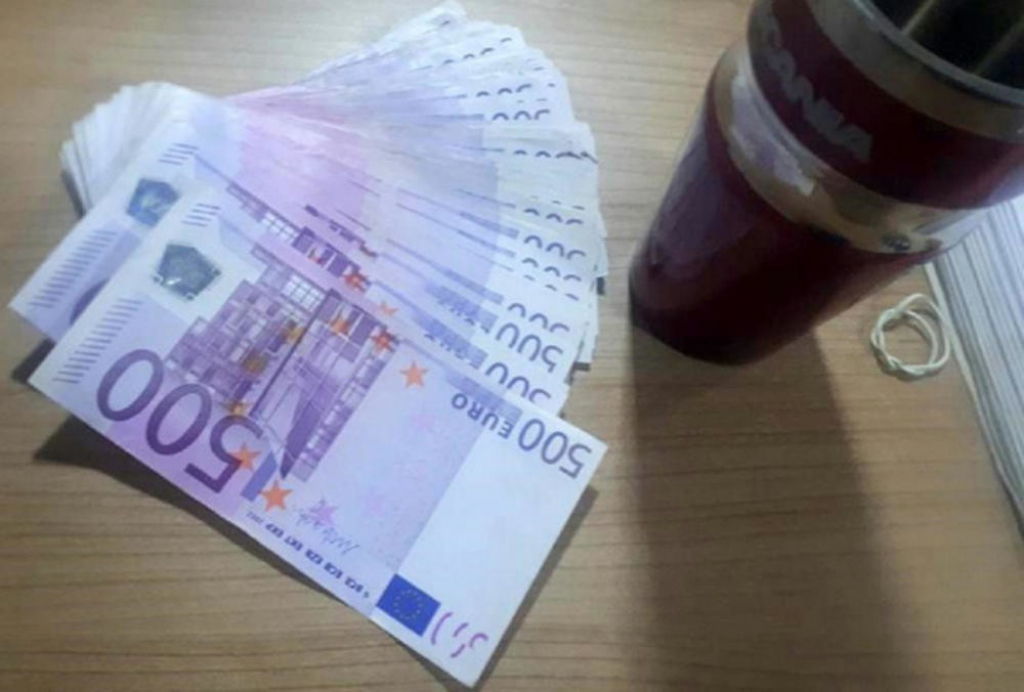 Zaplenjen novac i cveni termos