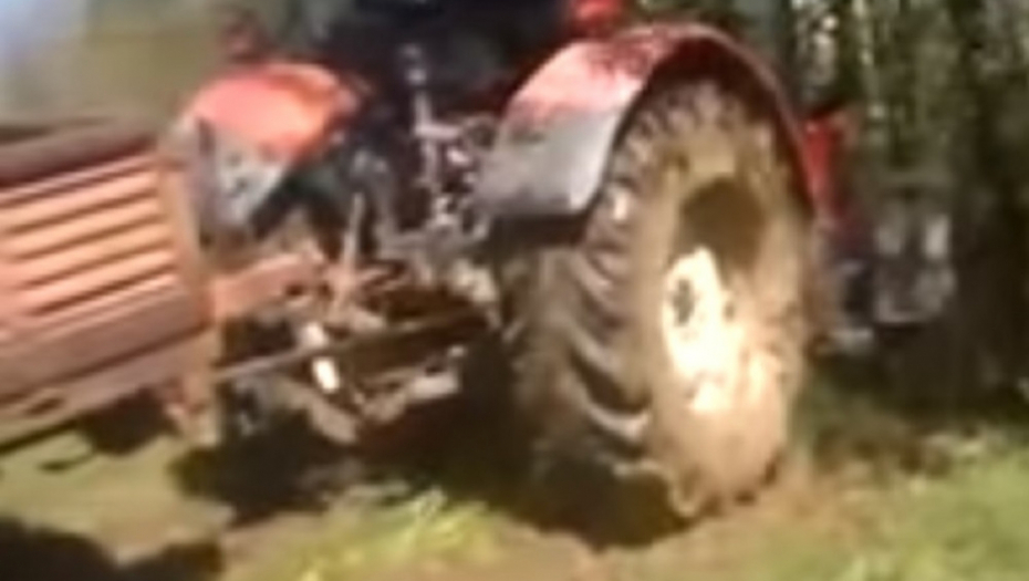 Traktor sa prikolicom