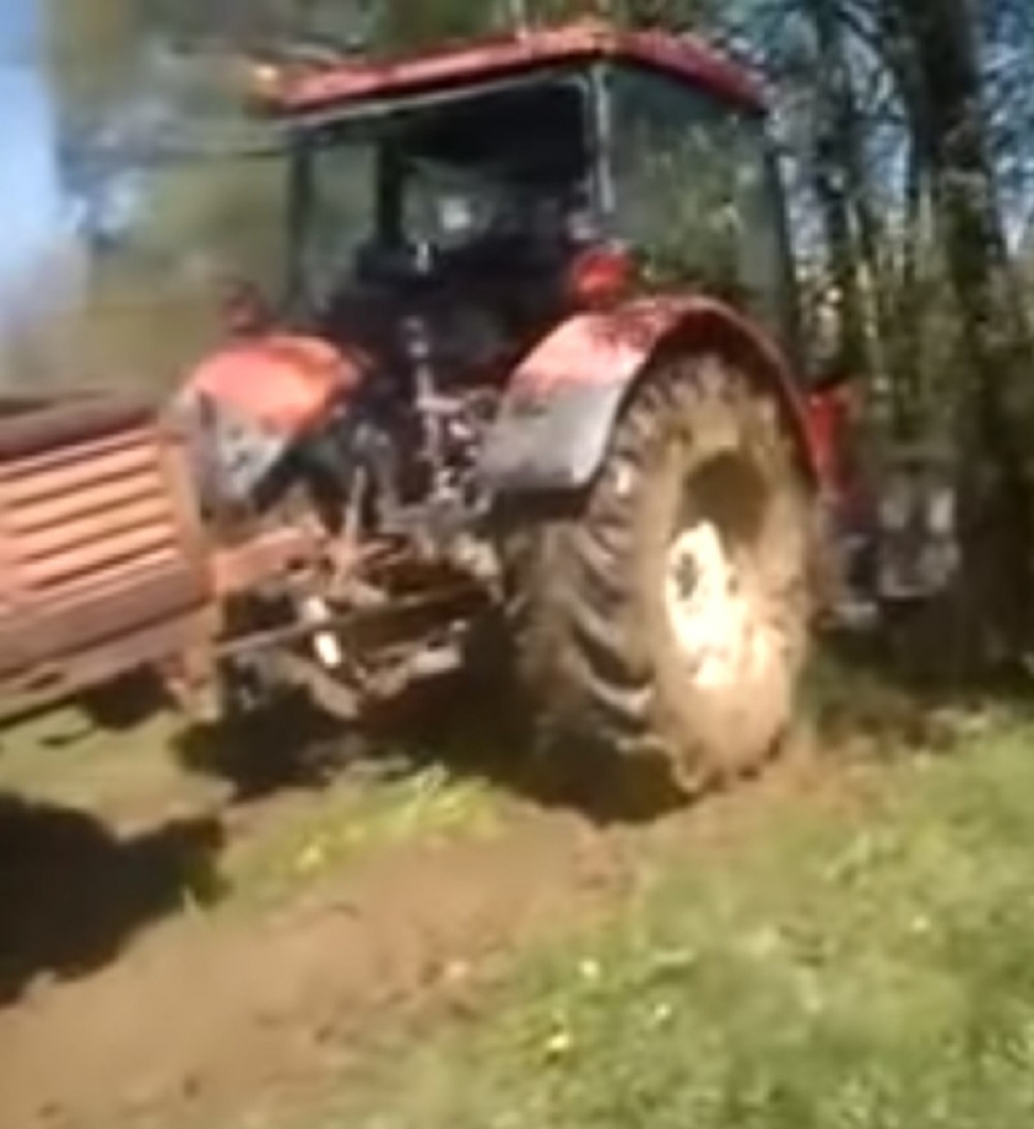 Traktor sa prikolicom