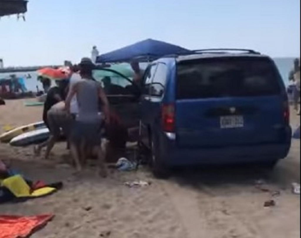 Uleteo automobilom na plažu