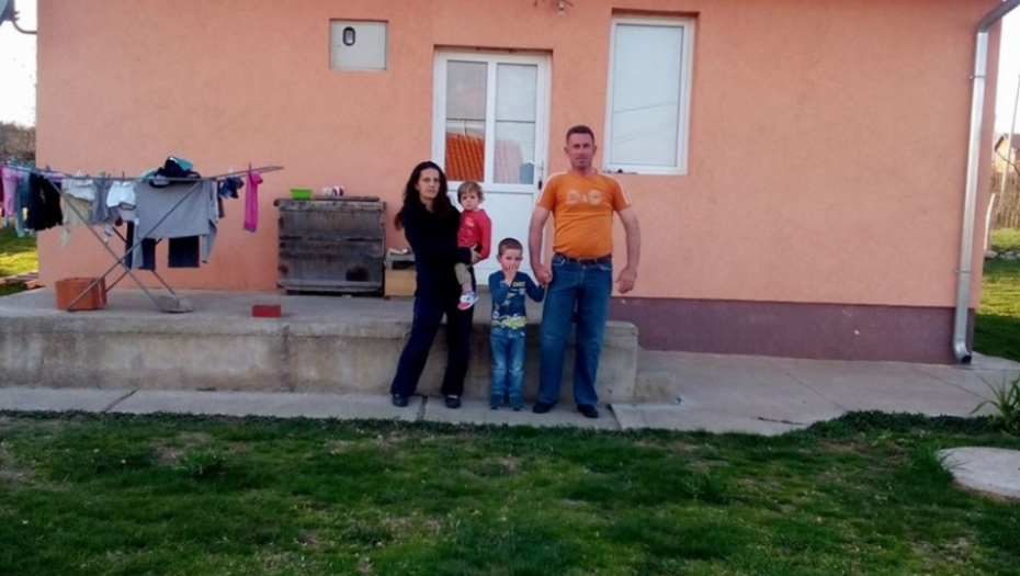 Komatovići ispred porodične kuće