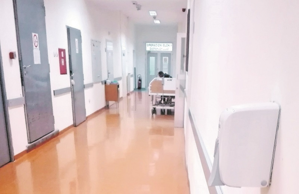 Policajac na odeljenju intenzivne nege