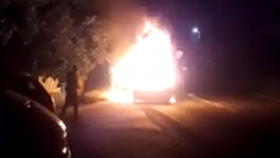 Izazvao udes, pobegao, pa zapalio vozilo