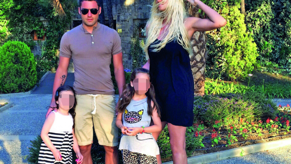 Duško Tošić sa suprugom i ćerkama