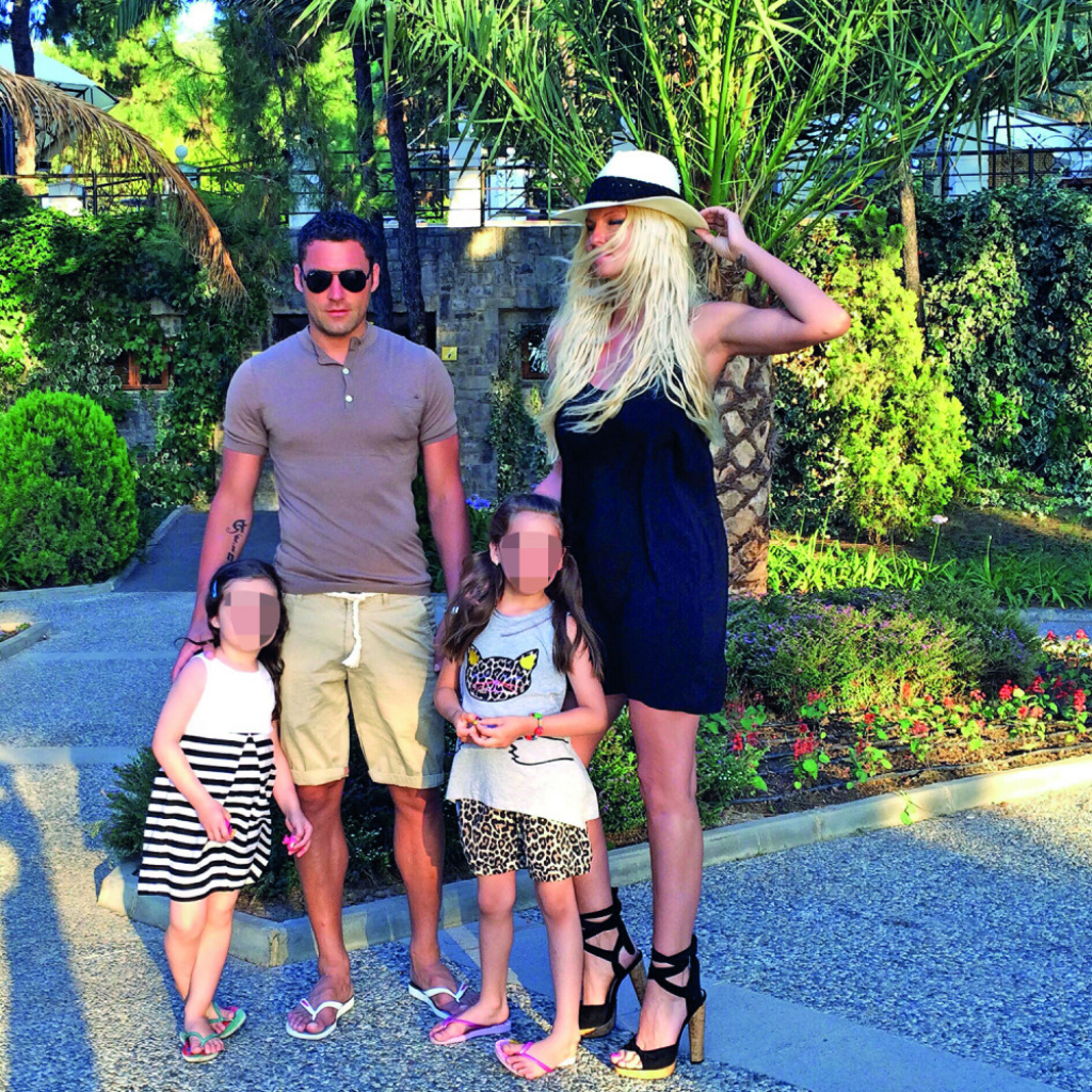 Duško Tošić sa suprugom i ćerkama