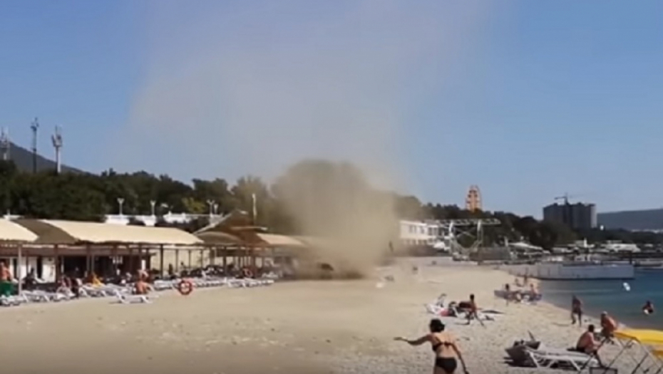 Tornado protutnjao plažom