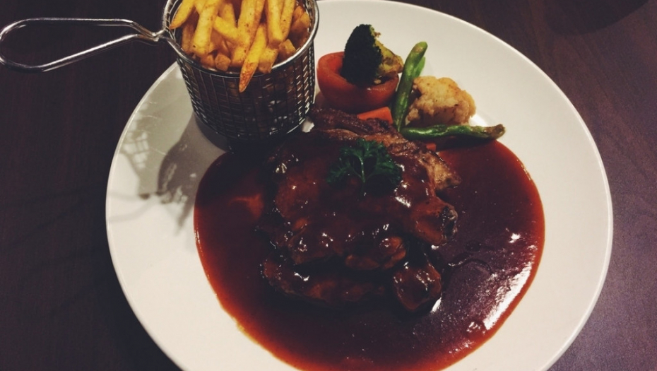 Piletina, sos, višnje