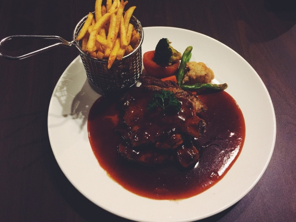 Piletina, sos, vi&scaron;nje