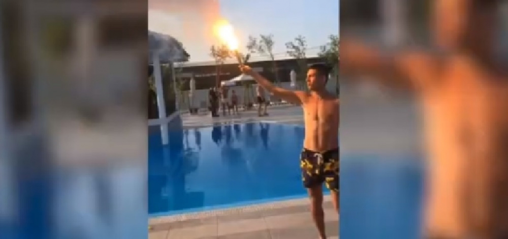 Vujadin Savić sa bakljom na bazenu